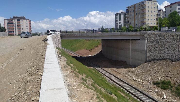 Tren Rayı Üst Geçidi Tamamlandı