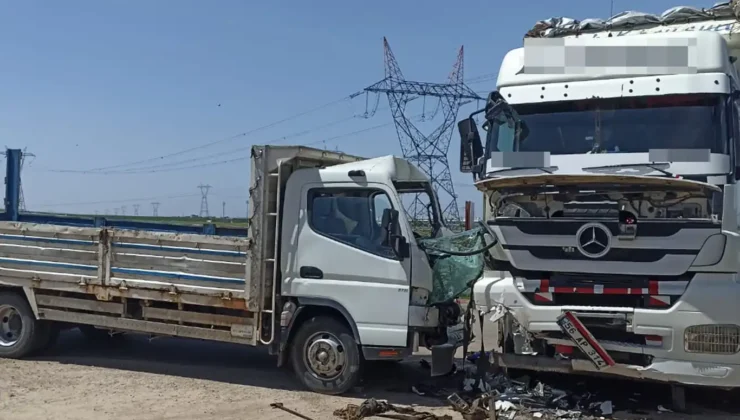Kamyon ile kamyonet çarpıştı: 2 yaralı