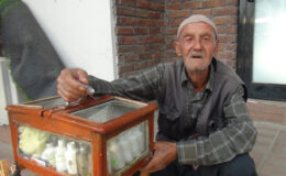 80 YAŞINDA KOKU SATIYOR