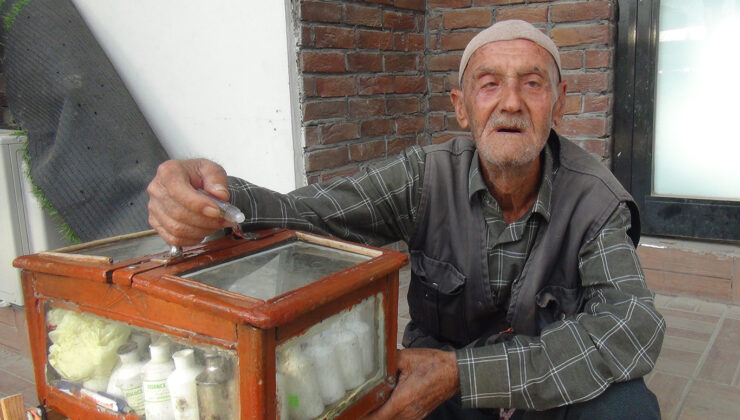 80 YAŞINDA KOKU SATIYOR