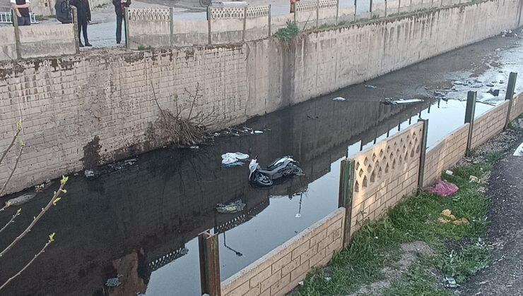 MOTOSİKLET SÜRÜCÜSÜ DEREYE DÜŞTÜ