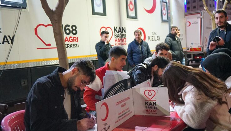 ÜNİVERSİTE ÖĞRENCİLERİNDEN KAN BAĞIŞINA DESTEK