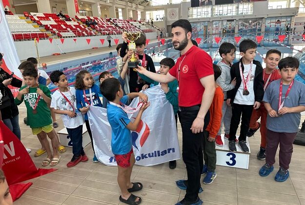 Minikler Yüzmede Kıyasıya Yarıştı