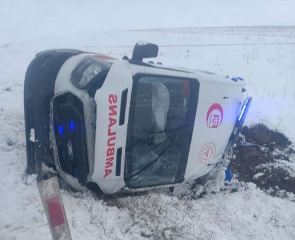 KAYGANLAŞAN YOLDA AMBULANS DEVRİLDİ