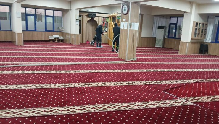 BELEDİYEDEN CAMİLERDE TEMİZLİK SEFERBERLİK