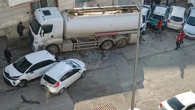 FRENİ BOŞALAN TIR 8 ARACA ÇARPTI