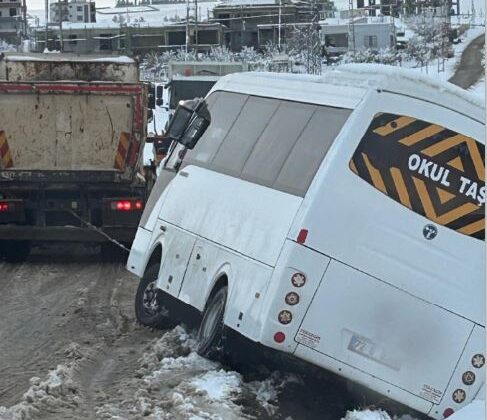 KARDA MAHSUR KALAN OKUL SERVİSİ KURTARILDI